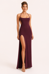 Langes Damenkleid mit Seitenschlitz und elegantem offenen Rücken - Kiara