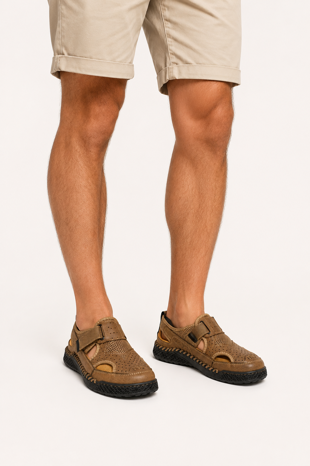 Geschlossene Herrensandalen mit Lochmuster und Klettverschluss – Lorenz