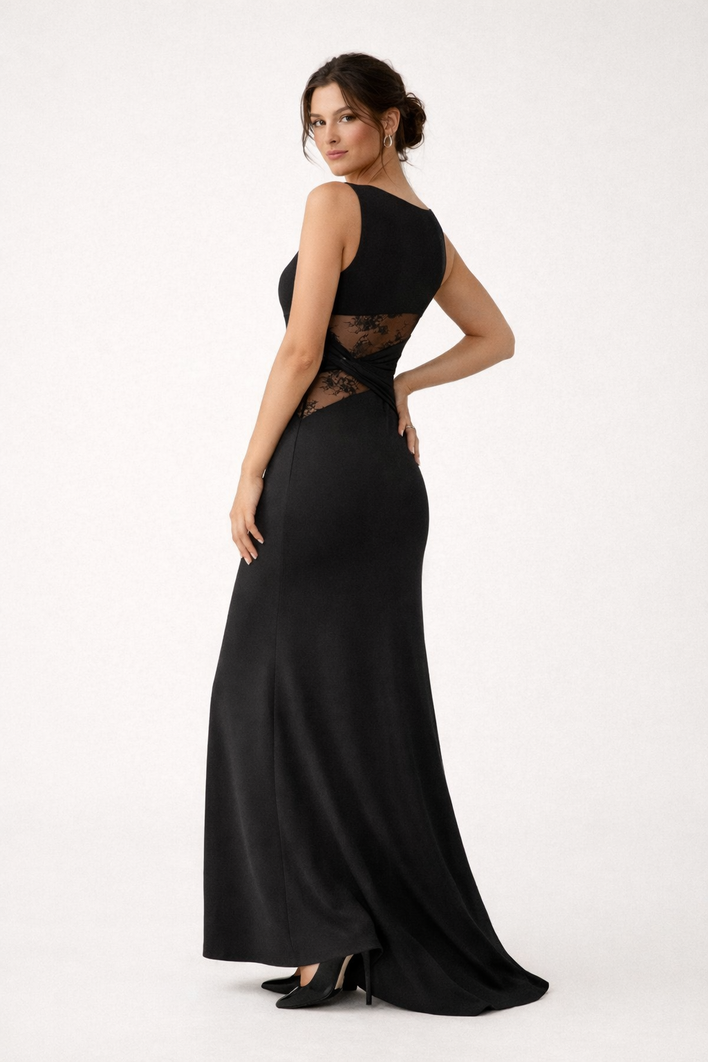 Tailliertes langes Kleid mit Spitzendetail und seitlicher Drapierung für Damen - Elara