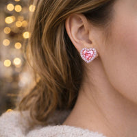 Boucles d'oreilles pour femmes avec un motif en forme de cœur et des détails étincelants