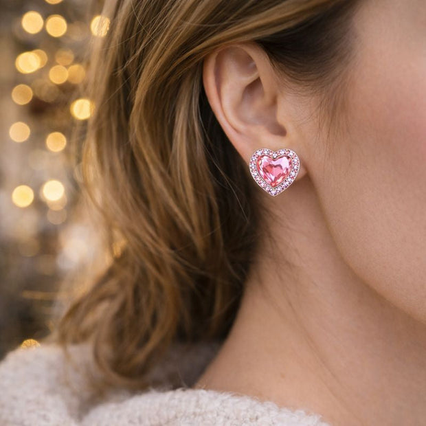 Boucles d'oreilles pour femmes avec un motif en forme de cœur et des détails étincelants