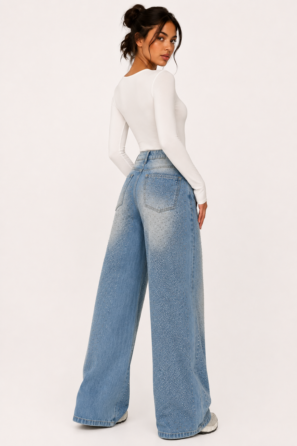 Damenjeans mit weitem Bein und Strassverzierung – Wellen