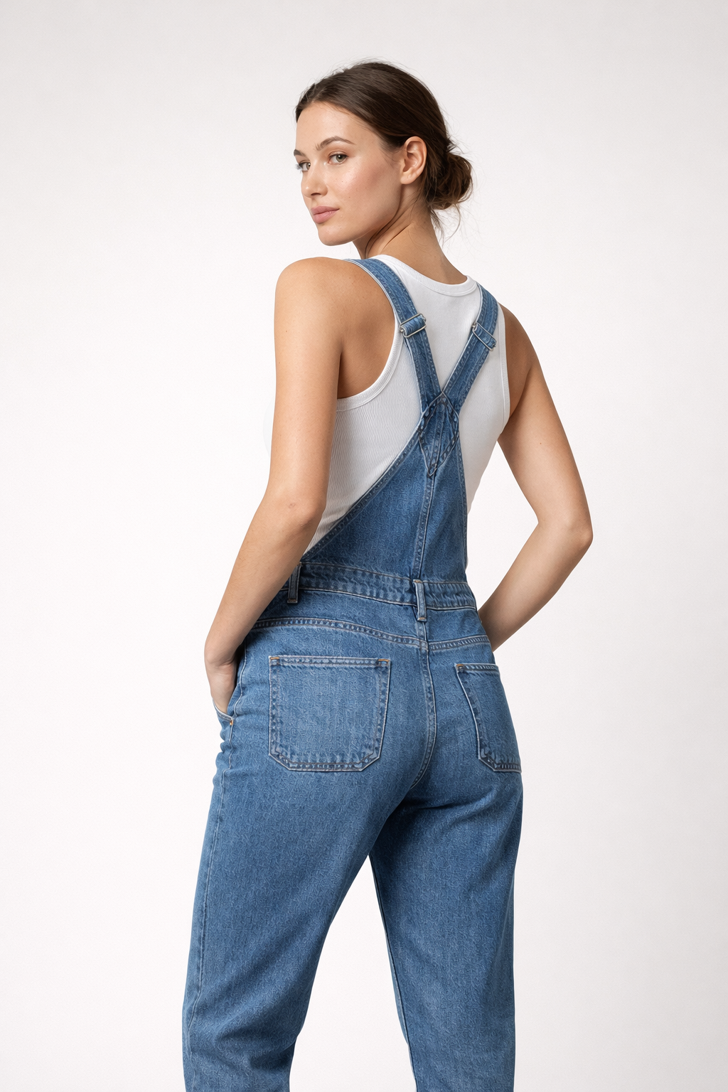 Latzhose aus Denim in Übergröße mit Taschen und verstellbaren Trägern - Valmira