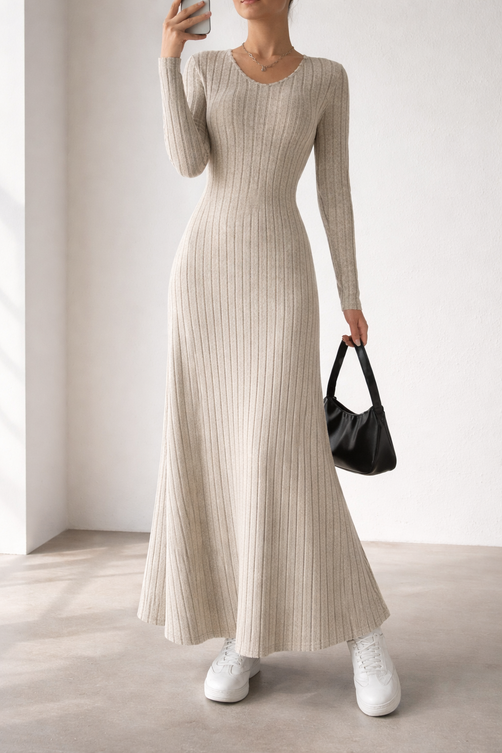 Tailliertes Damen-Strickkleid mit gerippter Silhouette - Brynja