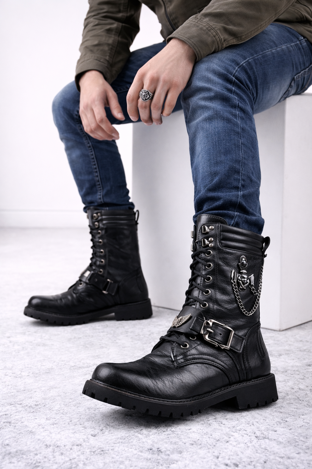 Halbhoher Herrenstiefel aus Leder mit robuster Sohle - Rovian