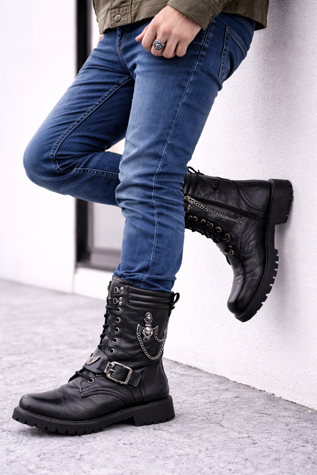 Halbhoher Herrenstiefel aus Leder mit robuster Sohle - Rovian