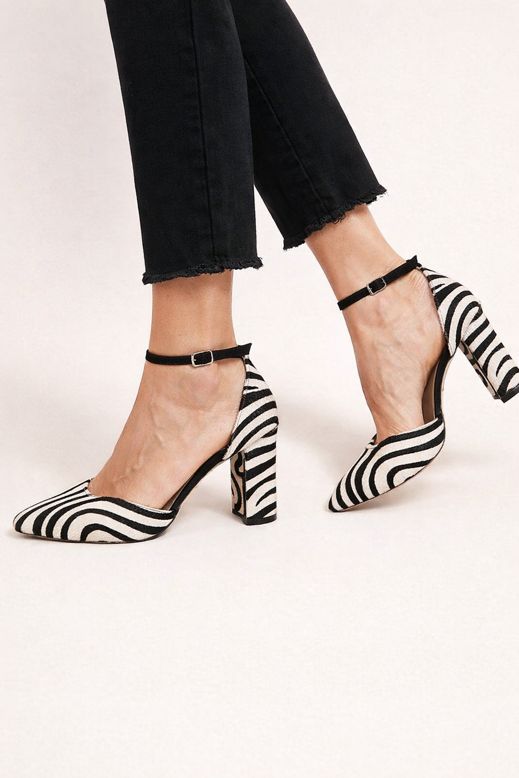 Damenschuhe mit Zebradruck und Knöchelriemen - Mayline