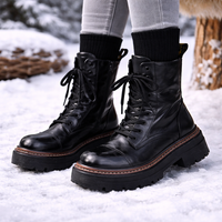 Kurze Damenstiefel mit fester Sohle und seitlichem Reißverschluss - Elviora