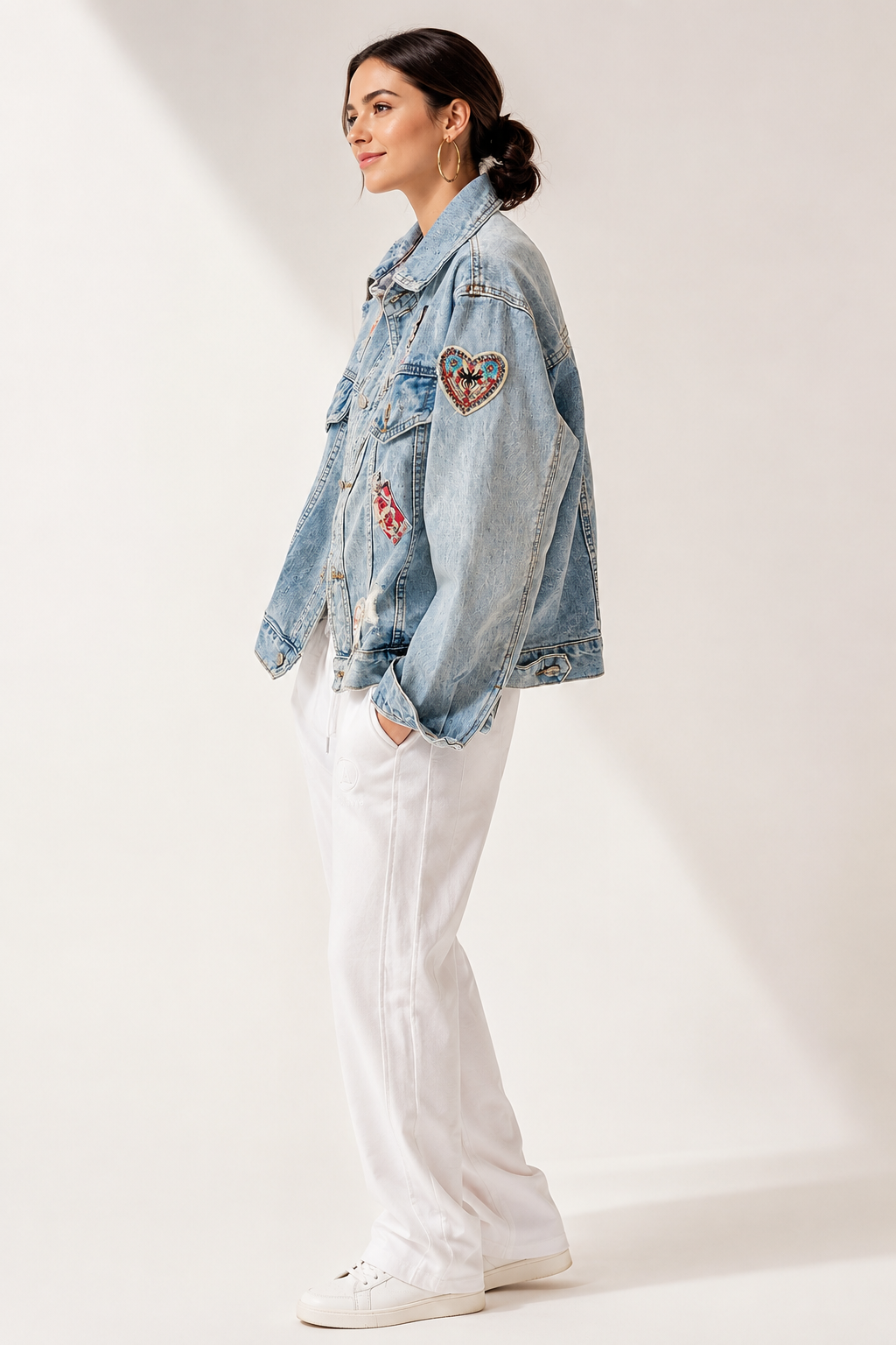 Kurze Jeansjacke für Damen mit Aufnähern im Washed-Look – Odette