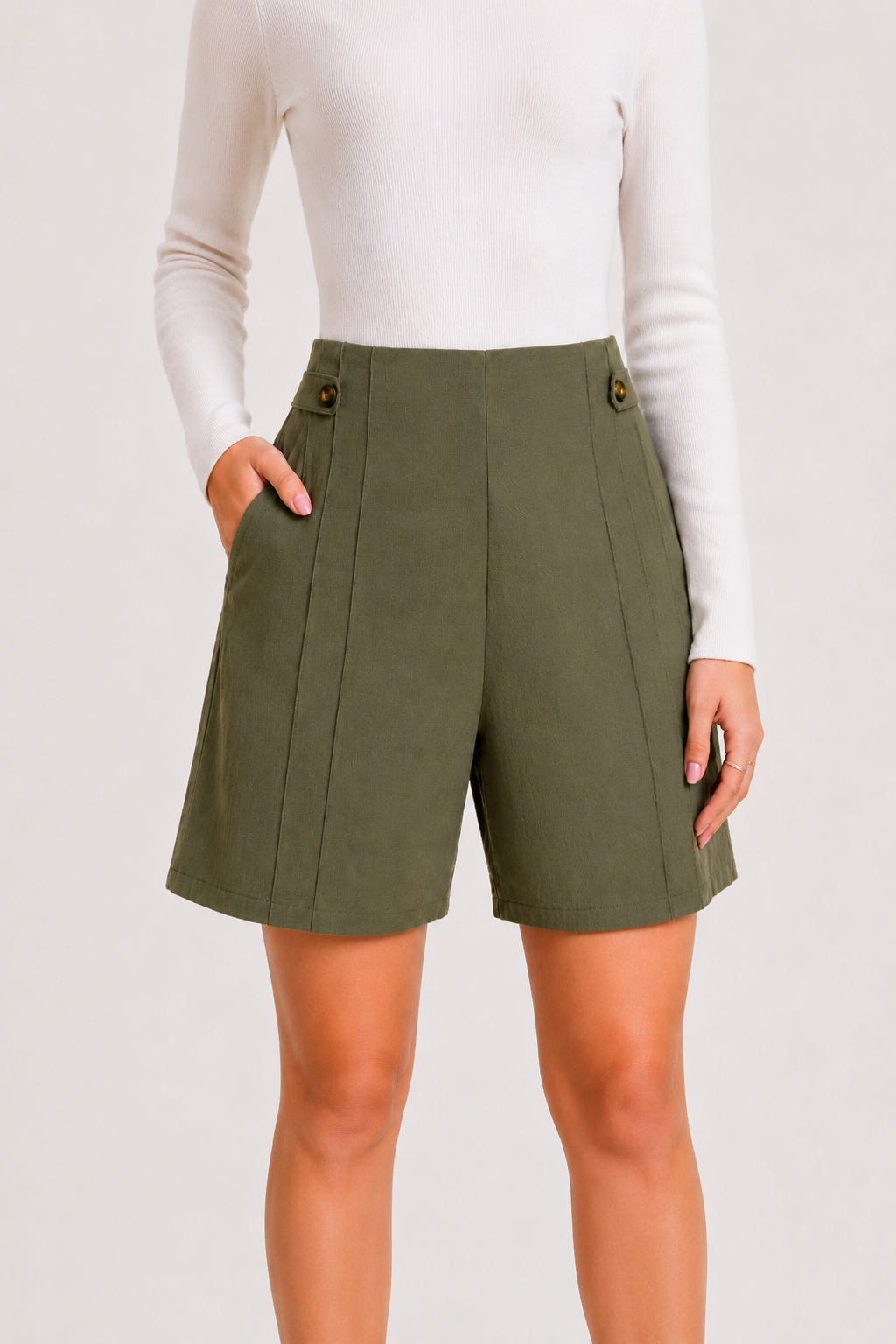Hochgeschlossene Damen-Shorts mit seitlichen Knöpfen - Maren