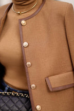 Elegante, kurze Damenjacke mit Knöpfen und Rundhalsausschnitt – Liane