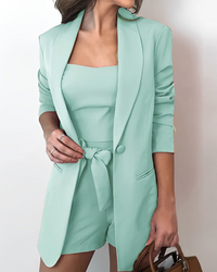 Damenoutfit mit leichtem Blazer und eleganten Shorts - Darelis