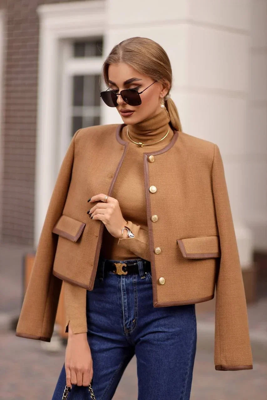 Elegante, kurze Damenjacke mit Knöpfen und Rundhalsausschnitt – Liane