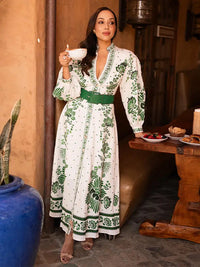 Conny - Élégante en robe verte à la mode