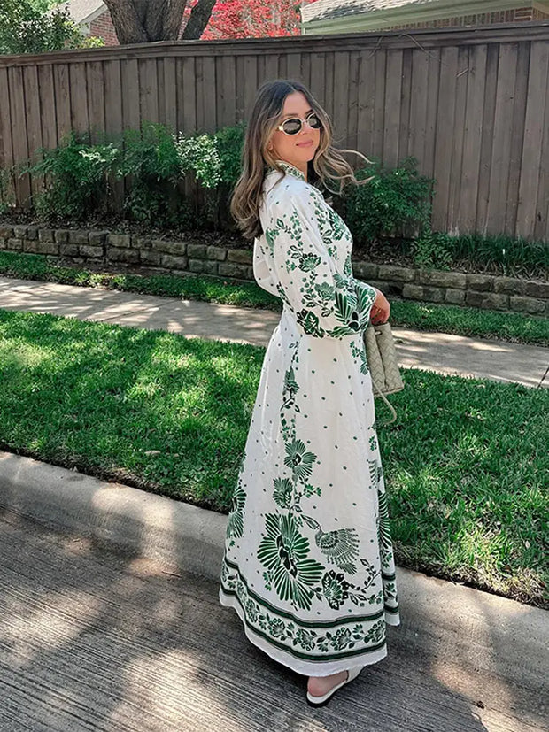 Conny - Élégante en robe verte à la mode