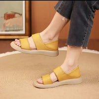 Calista - Sandales contemporaines à enfiler avec design croisé