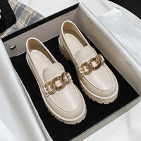 Eloise - Classic loafer with chain detail