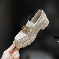 Eloise - Classic loafer with chain detail