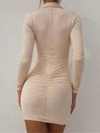 Viki - Eng anliegendes Abendkleid mit Knopfleiste