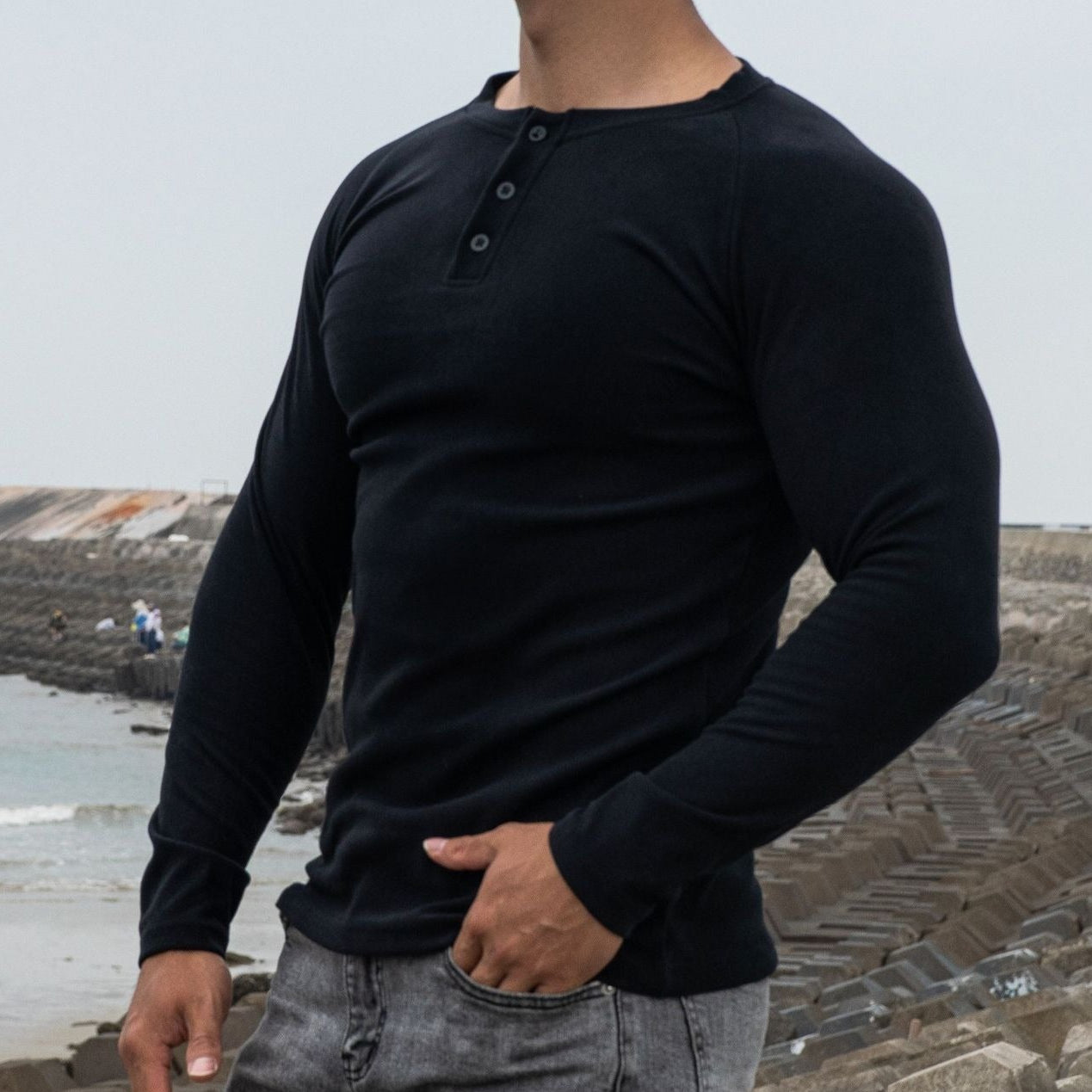 Herren-T-Shirt mit langen Ärmeln, schmale Passform mit Knöpfen - Dario