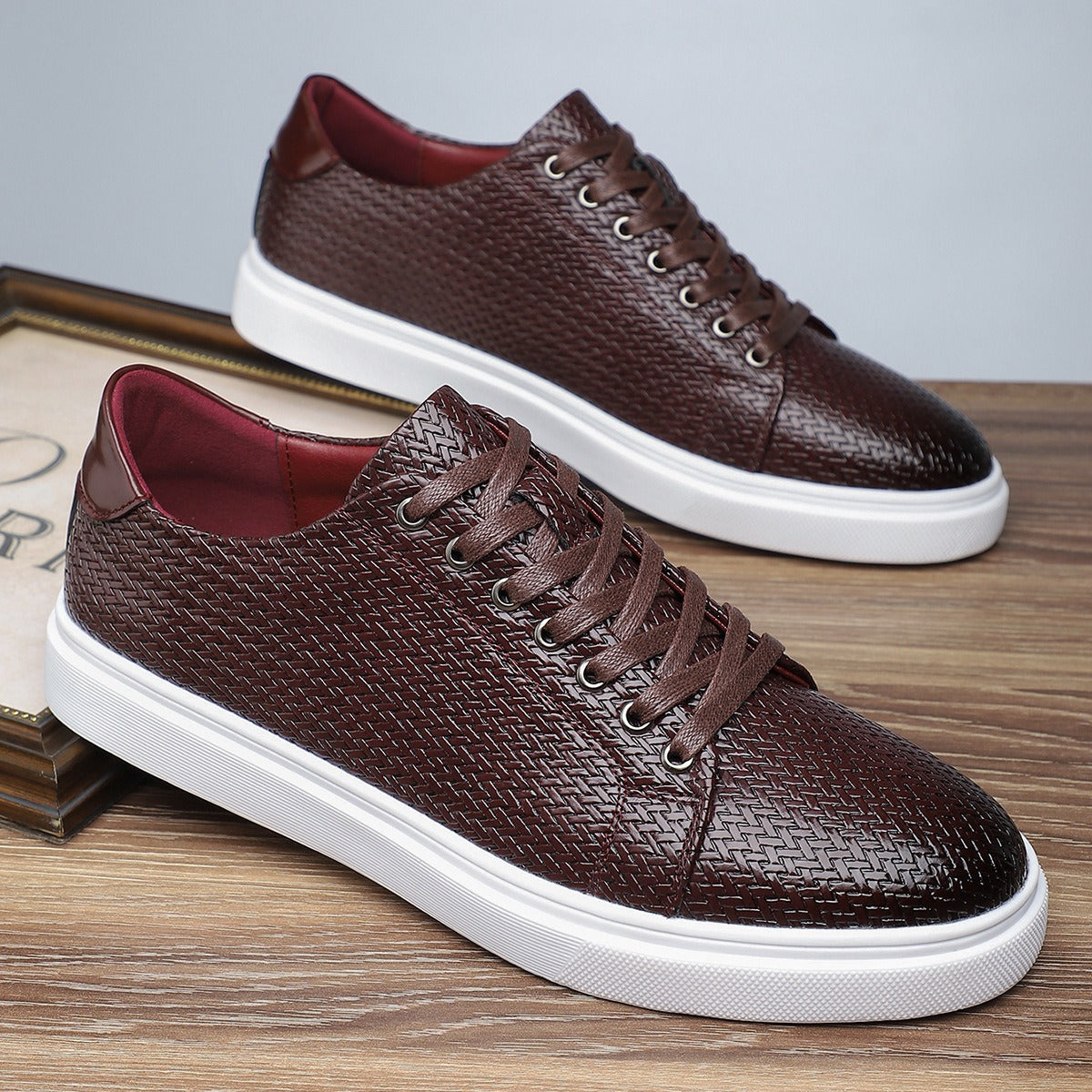 Niedrige Herren-Turnschuhe aus geprägtem Kunstleder im Casual-Stil - Álvaro