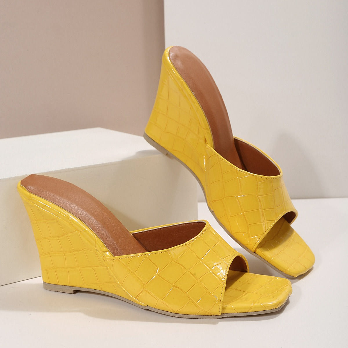 Damen-Sandalen mit Keilabsatz und offener Krokodilstruktur - Noelia
