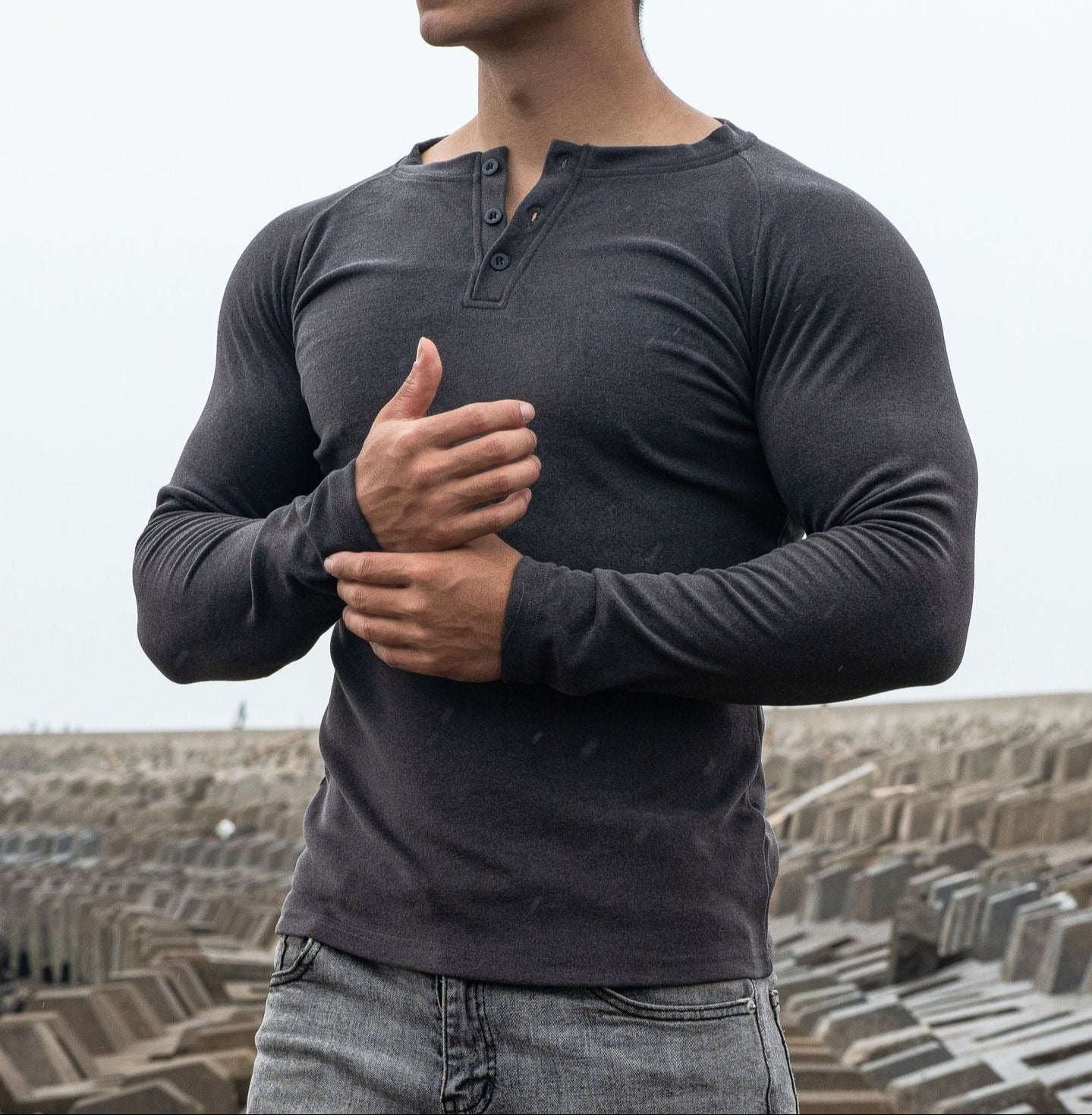 Herren-T-Shirt mit langen Ärmeln, schmale Passform mit Knöpfen - Dario