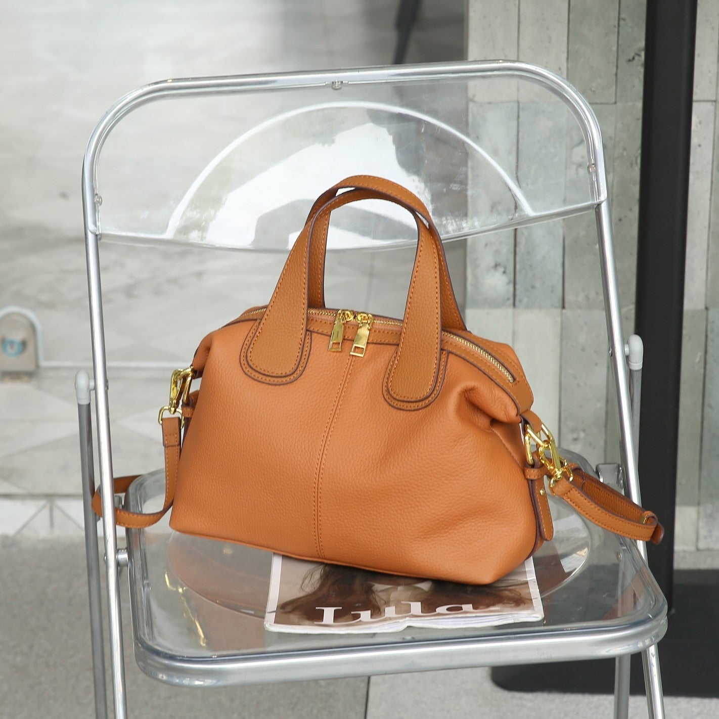 Damenhandtasche aus Kunstleder mit Metallbeschlägen im strukturierten Stil - Marcela