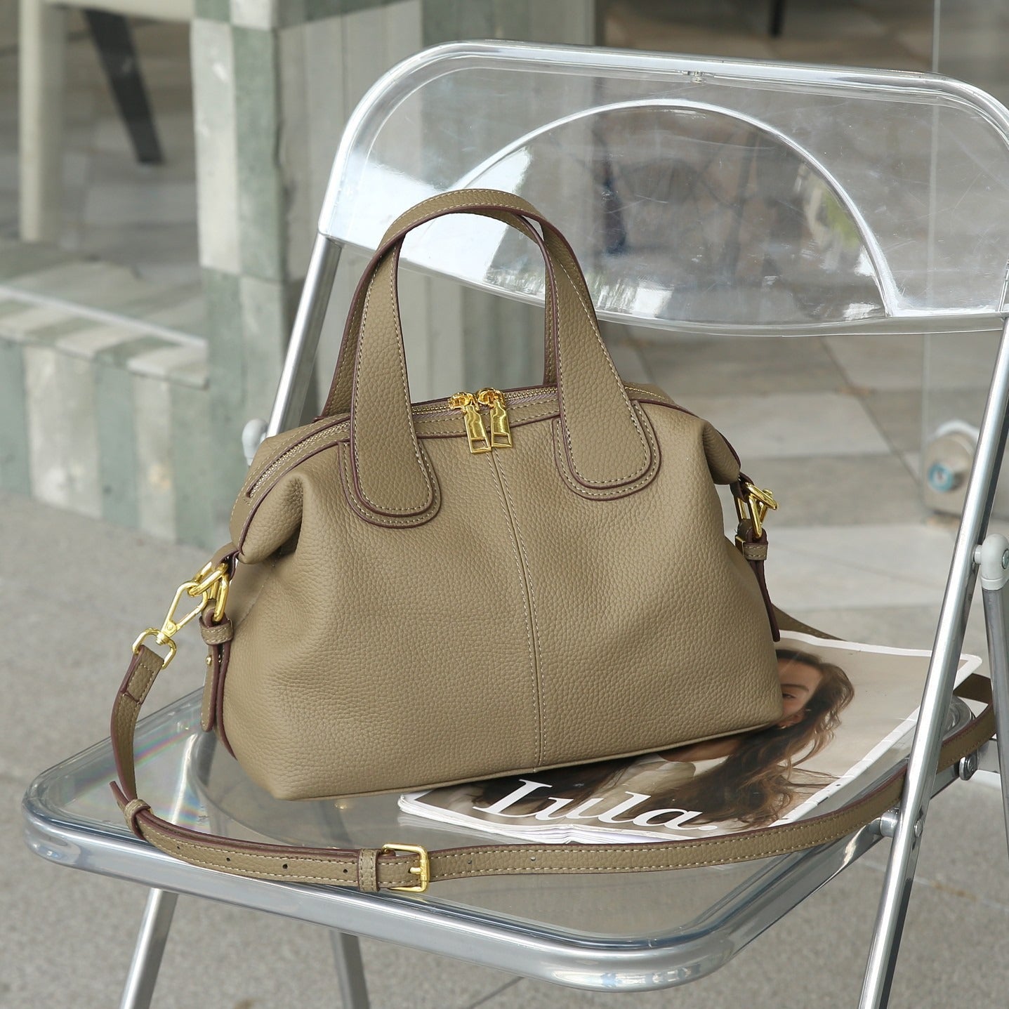 Damenhandtasche aus Kunstleder mit Metallbeschlägen im strukturierten Stil - Marcela