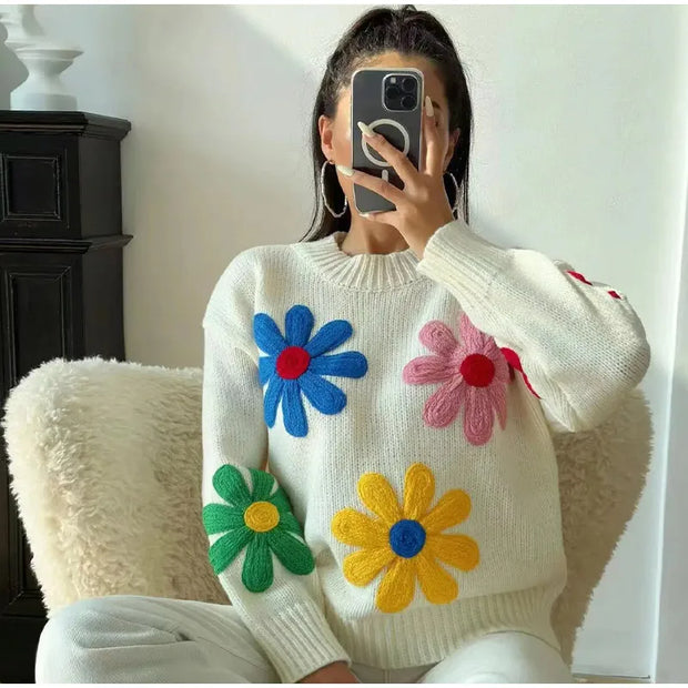 Farah - Grobstrickpullover mit auffälligen Blumen-Applikationen