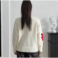 Farah - Grobstrickpullover mit auffälligen Blumen-Applikationen