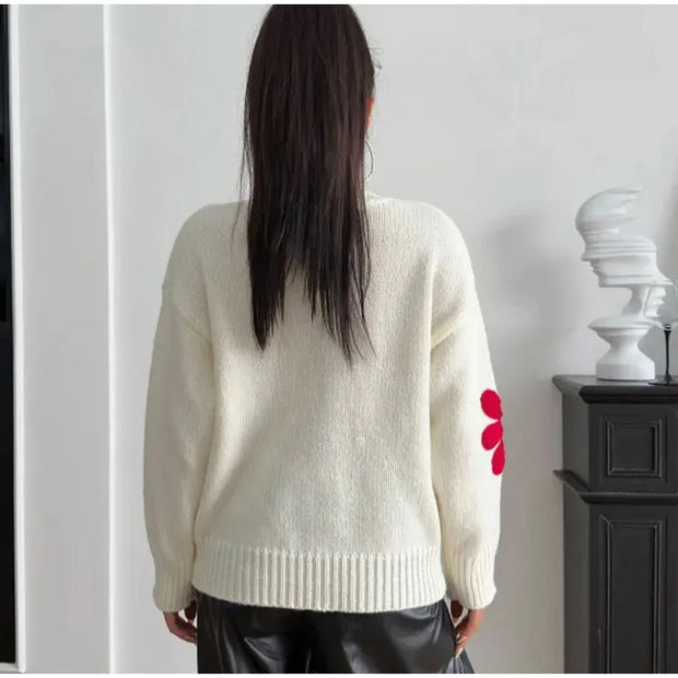 Farah - Grobstrickpullover mit auffälligen Blumen-Applikationen
