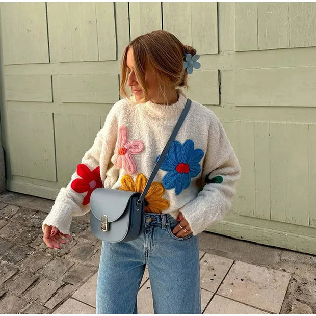 Farah - Grobstrickpullover mit auffälligen Blumen-Applikationen