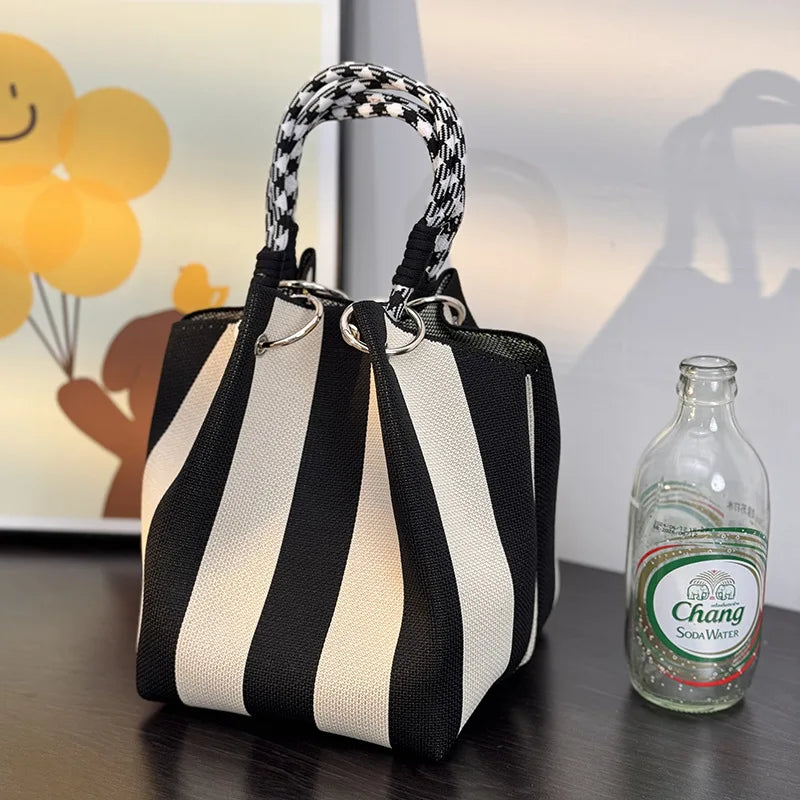 Geflochtene Eimertasche für Frauen mit Frühlings-Sommer-Streifen-Design