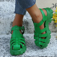 Fixed platform with closed toe section