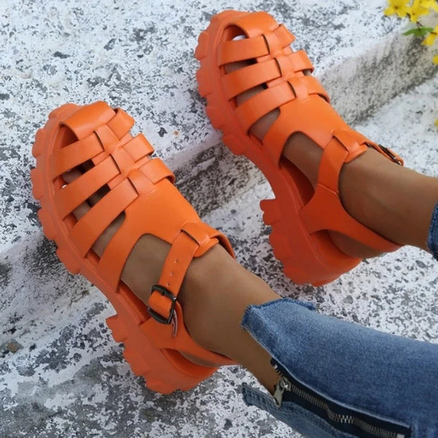 Fixed platform with closed toe section