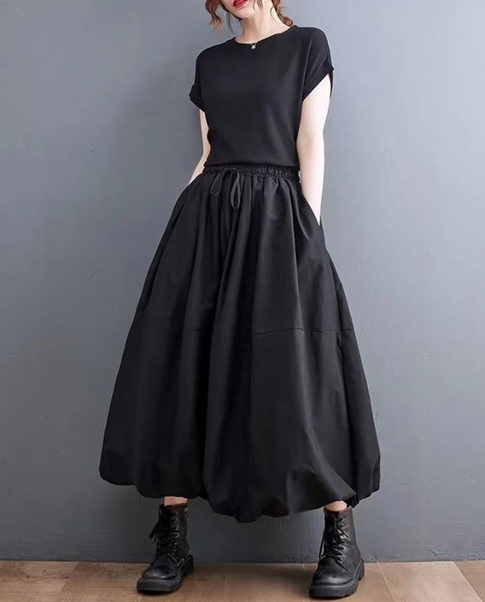 Schlichter schwarzer Ballonrock mit voluminösem und modernem Design, perfekt für einen trendigen und vielseitigen Look