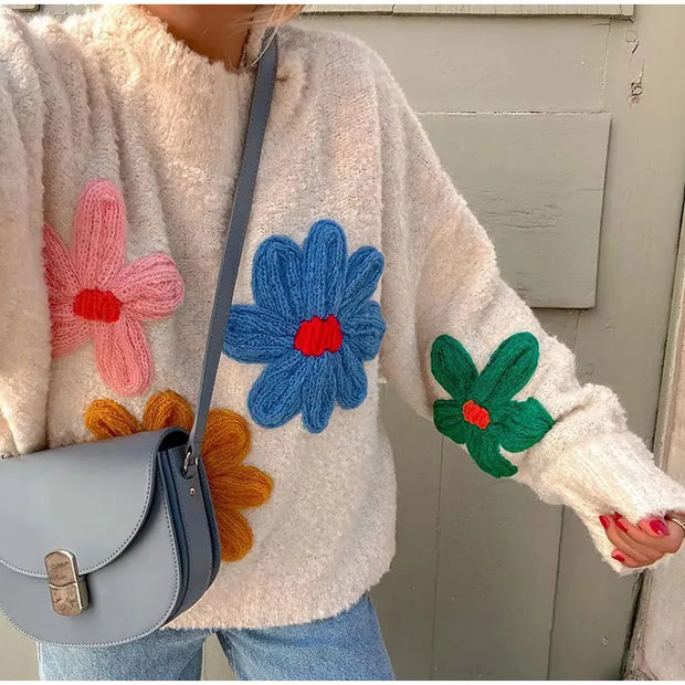 Farah - Grobstrickpullover mit auffälligen Blumen-Applikationen