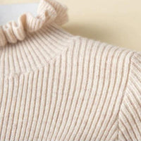 Lilia  - Gerippter Rollkragenpullover mit Rüschenkragen