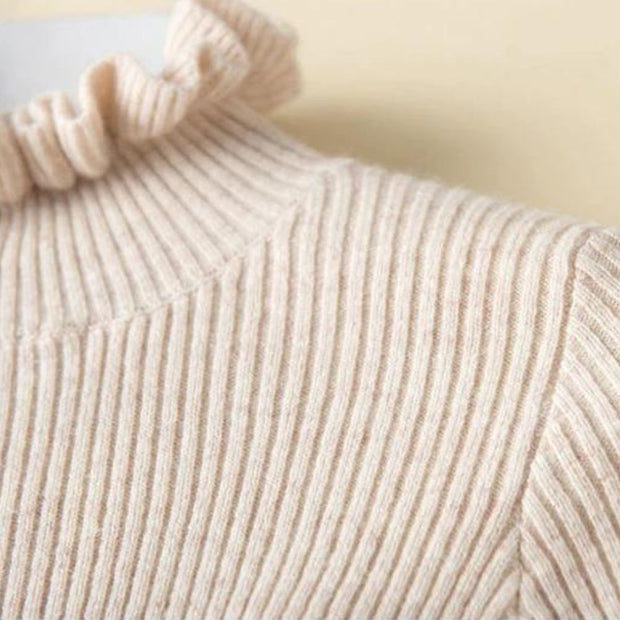 Lilia  - Gerippter Rollkragenpullover mit Rüschenkragen