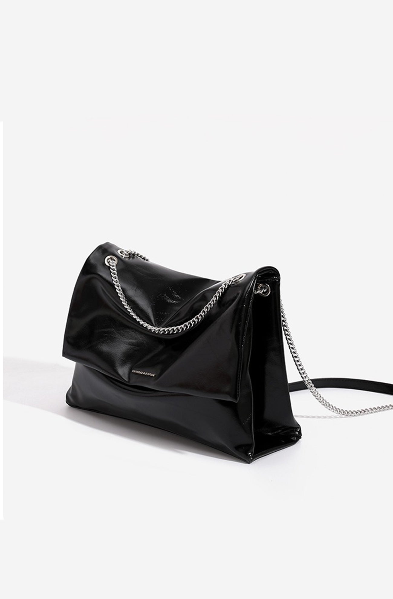 Damen-Umhängetasche mit Überschlag und Metallkette