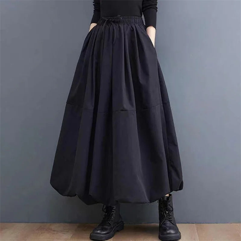 Schlichter schwarzer Ballonrock mit voluminösem und modernem Design, perfekt für einen trendigen und vielseitigen Look