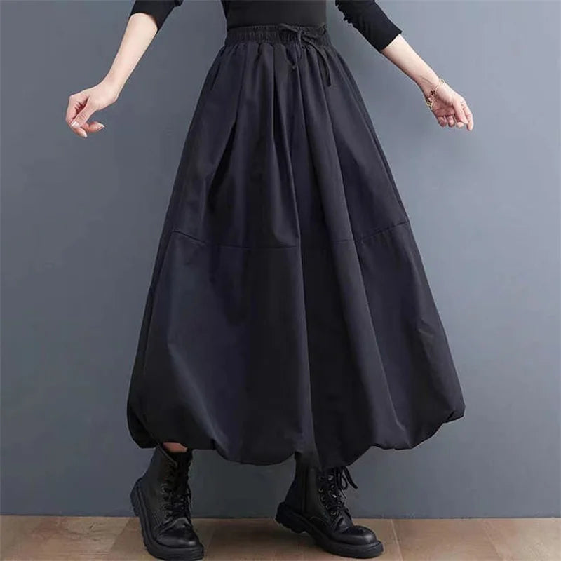 Schlichter schwarzer Ballonrock mit voluminösem und modernem Design, perfekt für einen trendigen und vielseitigen Look