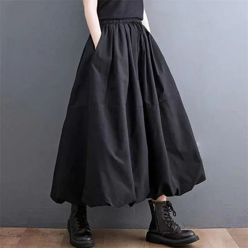 Schlichter schwarzer Ballonrock mit voluminösem und modernem Design, perfekt für einen trendigen und vielseitigen Look