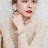 Lilia  - Gerippter Rollkragenpullover mit Rüschenkragen