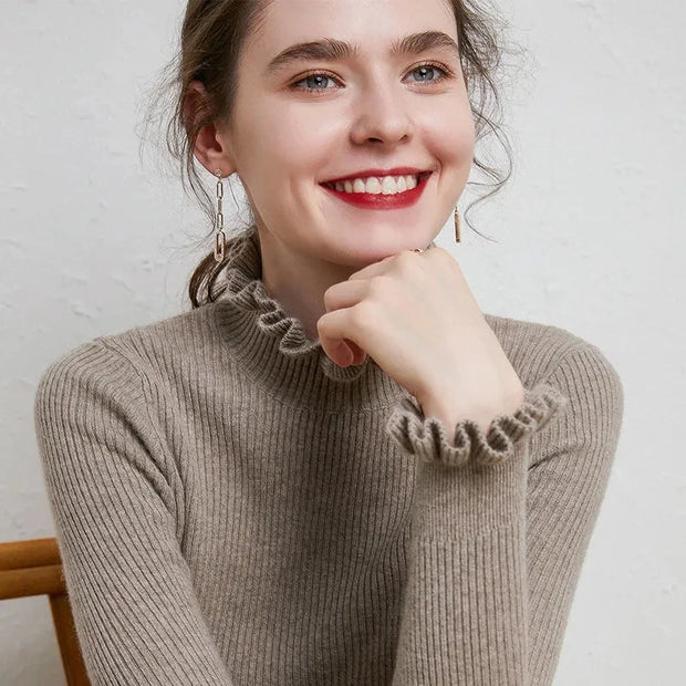 Lilia  - Gerippter Rollkragenpullover mit Rüschenkragen