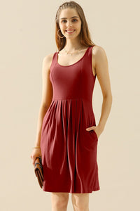 Doublju Full Taille Round Neck Ruched Sleeveless Dress with Pockets