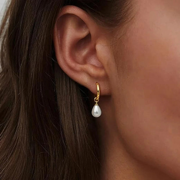 Boucles d'oreilles plaquées or avec goutte de perle blanche - Dalia