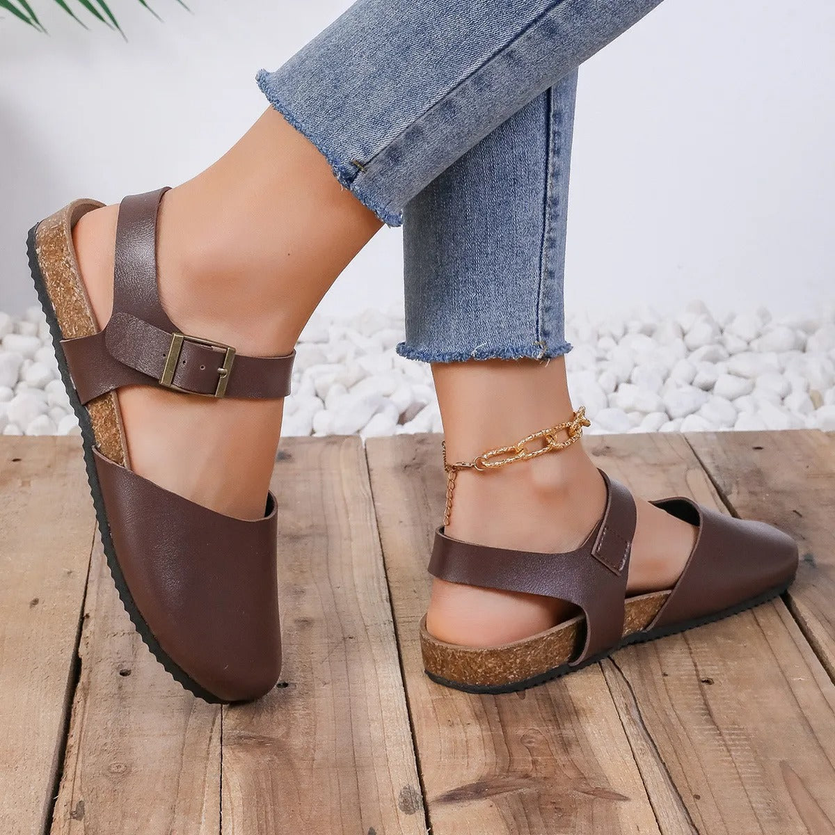 Damen flache Sandalen mit geschlossener Spitze und Schnalle - Martina