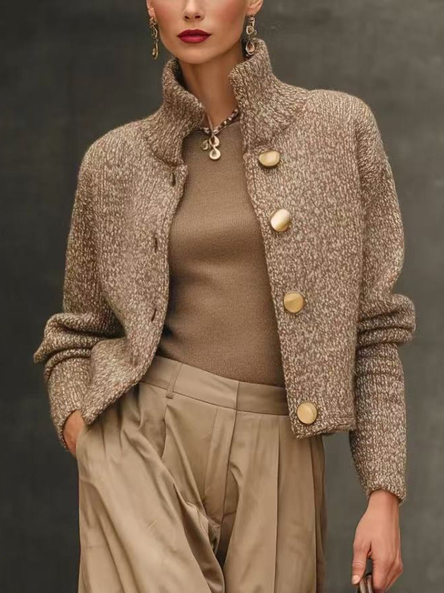 Kurze Damenstrickjacke mit hohem Kragen und Knopfverschluss - Elsbeth